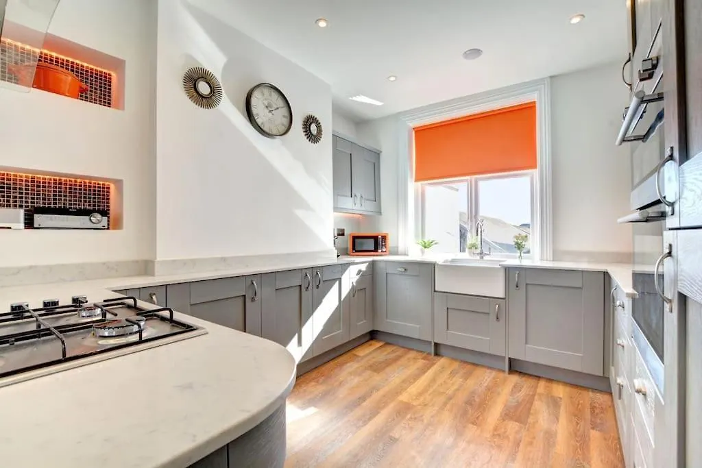 Modern 4 Bedroom Townhouse Perfect Location. Μπράιτον