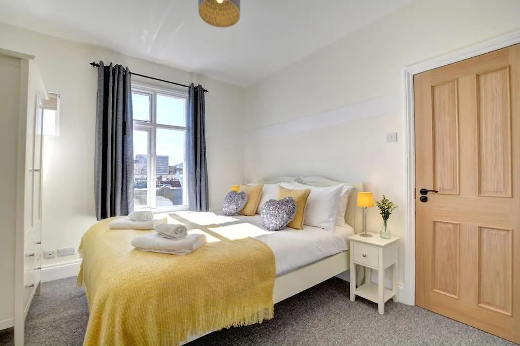 Modern 4 Bedroom Townhouse Perfect Location. location
